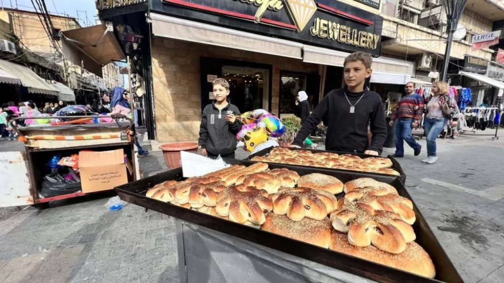 هكذا يتقاسم الشقيقان علي وابراهيم التعب.. يبيعان الكعك والهدايا على عربة جوالة صباحاً قبل الإلتحاق بالمدرسة ظهرًا
