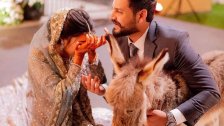 بالفيديو/ هدية غريبة... باكستاني يقدم حماراً لزوجته ليلة للزفاف!