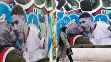 بالصور/ &quot;الأمهات المهاجرات&quot;... جدارية للنجم المغربي أشرف حكيمي ووالدته في شوارع برشلونة