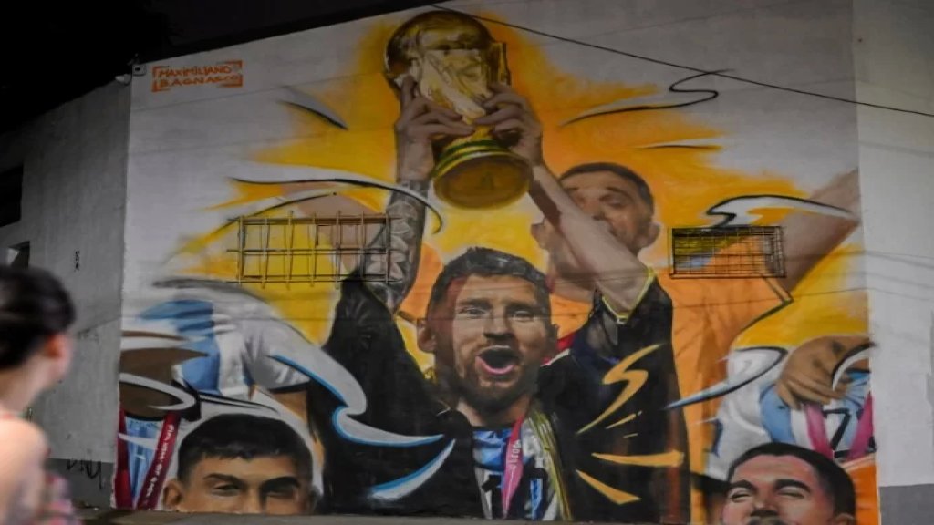 بالصور/ جدارية لـ ميسي المتوج بكأس العالم بالبشت القطري في العاصمة الأرجنتينية