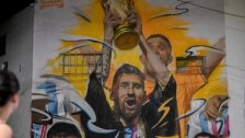 بالصور/ جدارية لـ ميسي المتوج بكأس العالم بالبشت القطري في العاصمة الأرجنتينية
