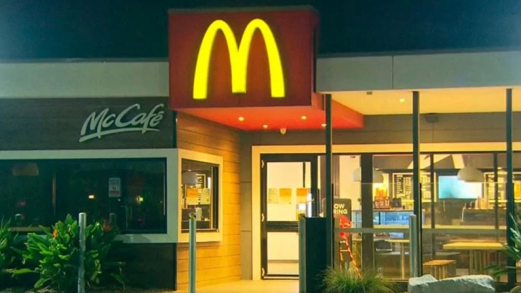 بالفيديو/ مطعم ماكدونالدز في تكساس استغنى نهائيًا عن البشر.. نظام آلي بالكامل ولا موظفين!