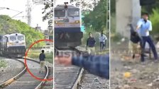 بالفيديو/ سائق قطار يوقفه وينزل ليصفع شابًا كان يمشي على سكة الحديد أثناء مروره في الهند