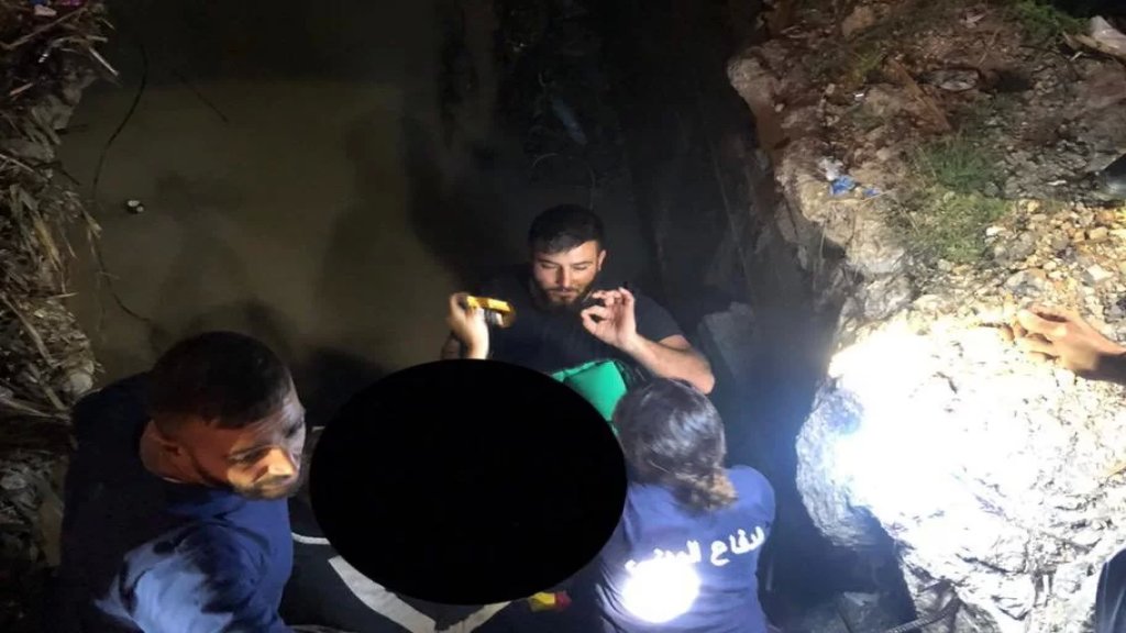 بالصور/ الدفاع المدني ينقذ إمرأة سقطت في مجرى مياه في جل البحر - صور