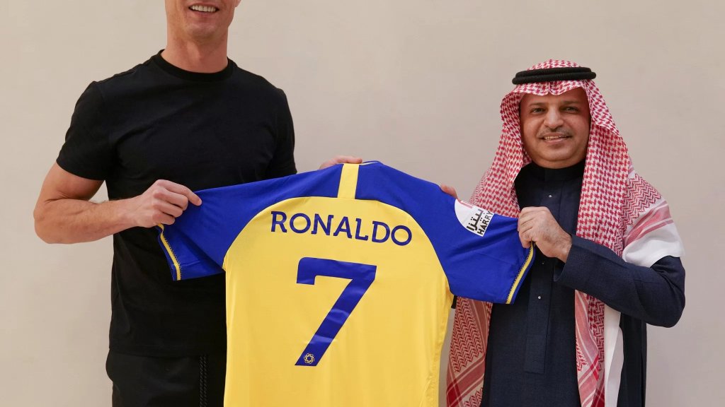بالصور/ نادي النصر السعودي ينشر صور كريستيانو رونالدو ويعلّق: &quot;رونالدو نصراوي&quot;