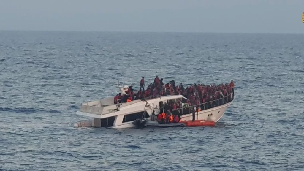 بالصور/ الجيش يعلن عن إنقاذ الأشخاص الذين كانوا على متن مركب سلعاتا وانتشال جثتين