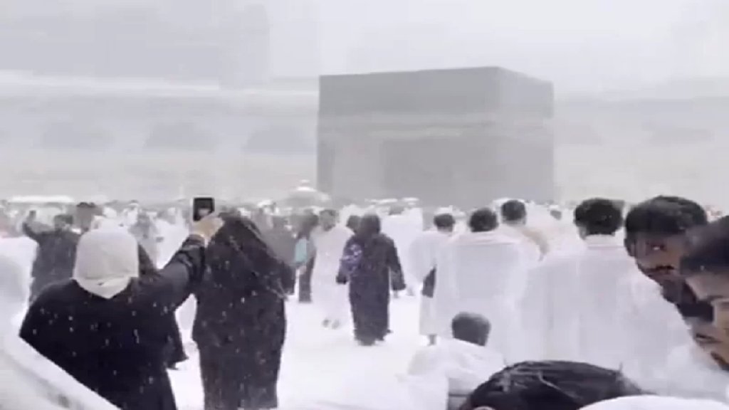 غير صحيح ومعالج بمؤثرات إضافية.. هذه حقيقة الفيديو المتداول لتساقط الثلوج في المسجد الحرام!
