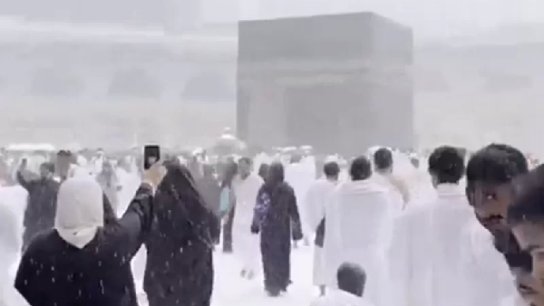 غير صحيح ومعالج بمؤثرات إضافية.. هذه حقيقة الفيديو المتداول لتساقط الثلوج في المسجد الحرام!