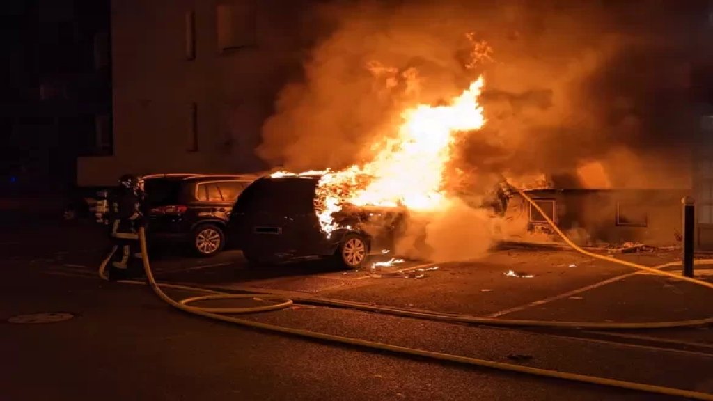 في فرنسا... إحراق 690 سيارة وتوقيف 490 شخصاً ليلة رأس السنة