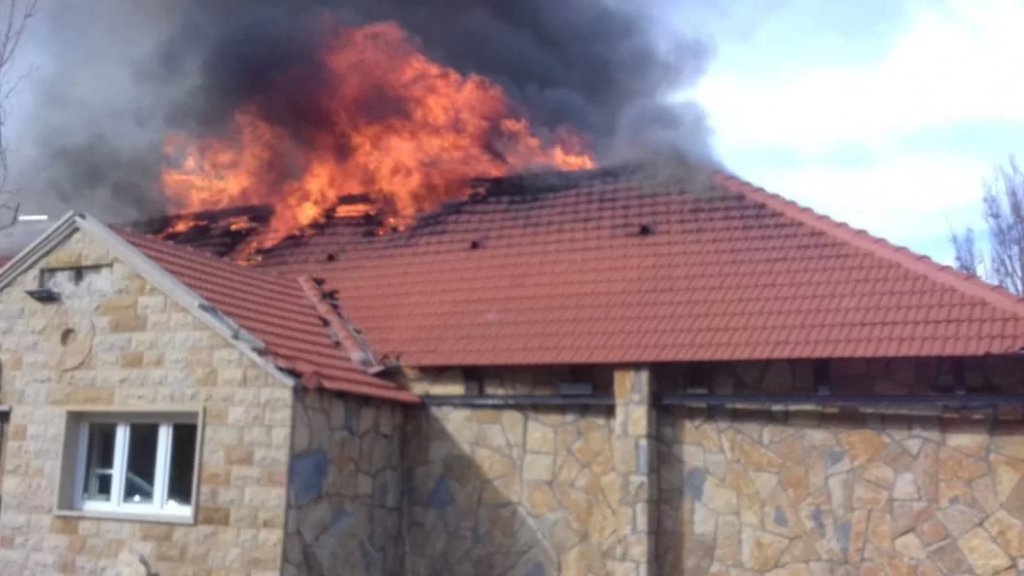 بالصور/ حريق شب داخل مطعم في فقرا كفردبيان - كسروان