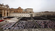 أكثر من نصف مليون نسمة حضروا جنازة  البابا بنديكتوس في الفاتيكان