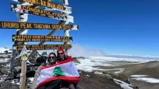 شقيقتان لبنانيتان ترفعان علم لبنان على قمة جبل كليمنجارو في تنزانيا... الجبل الأكثر إرتفاعاً في أفريقيا 