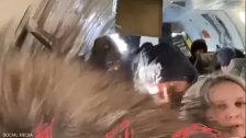 بالفيديو/ لحظات رعب حقيقية عاشها الرّكاب.. باب طائرة ركاب ينفتح فجأة وسط الجو!