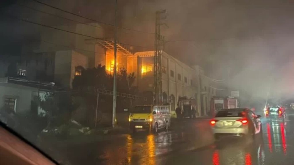 بالفيديو/ اندلاع حريق في أحد أضخم مستودعات الخرضوات ومواد البناء في لبنان على أوتستراد النبطية