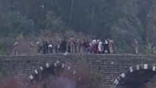 بالفيديو/ الجيش اللبناني يُعيد دفعة جديدة من السوريين بعد دخلوهم بطريقة غير شرعية إلى لبنان عبر الجسر الغربي في وادي خالد
