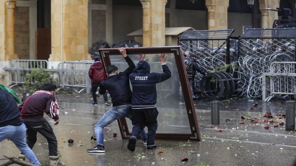 اللواء: الدولة بلا موظفين غدًا والمصارف والمركزي بين &laquo;الكرّ والفرّ&raquo;.. وجهات تتخوف من شغب أمني