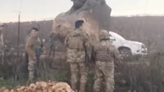 بالفيديو/ عناصر الجيش اللبناني يوقفون عمل الجرافة الإسرائيلية بأجسادهم على الحدود 
