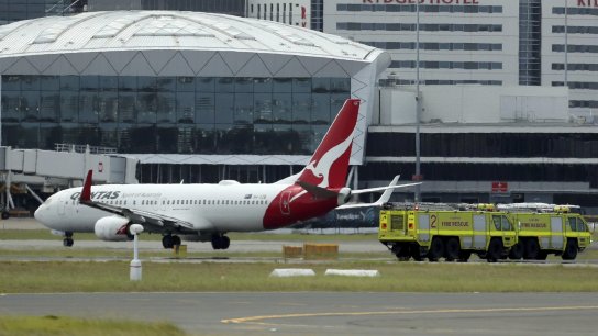 بالفيديو/ بعد إطلاقها نداء استغاثة.. هبوط طائرة تابعة لشركة &quot;كوانتاس&quot; الأسترالية في مطار سيدني