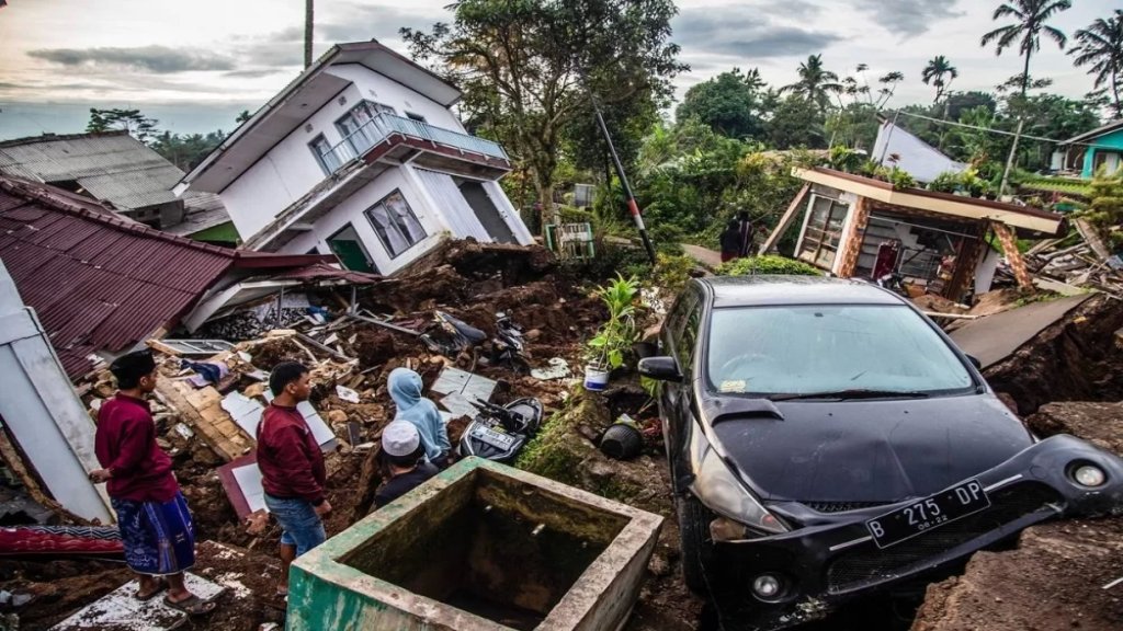 تخوف من تسونامي في اندونيسيا بعدما ضرب زلزال بقوة 7.2 شرق البلاد