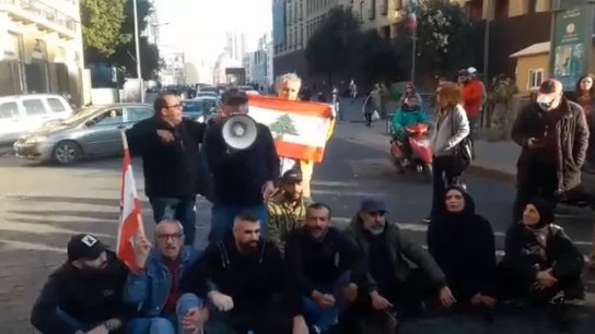 بالفيديو/ محتجّون يفترشون الأرض أمام مدخل مجلس النواب في شارع بلدية بيروت