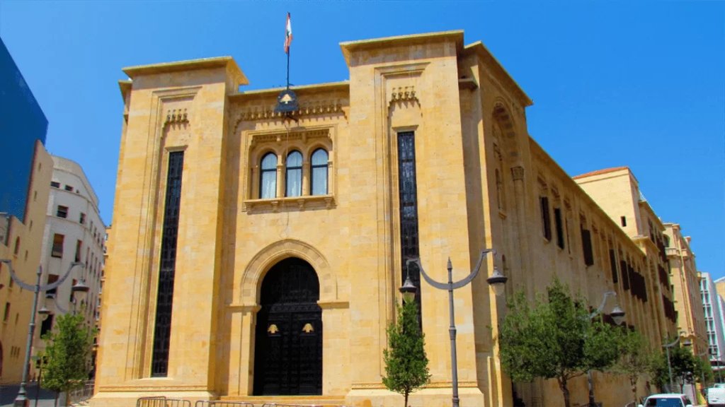 قطع الطريق أمام مدخل مجلس النواب في شارع بلدية بيروت من قبل عدد من الناشطين الذين افترشوا الارض تضامنًا مع النائبين المعتصمين 