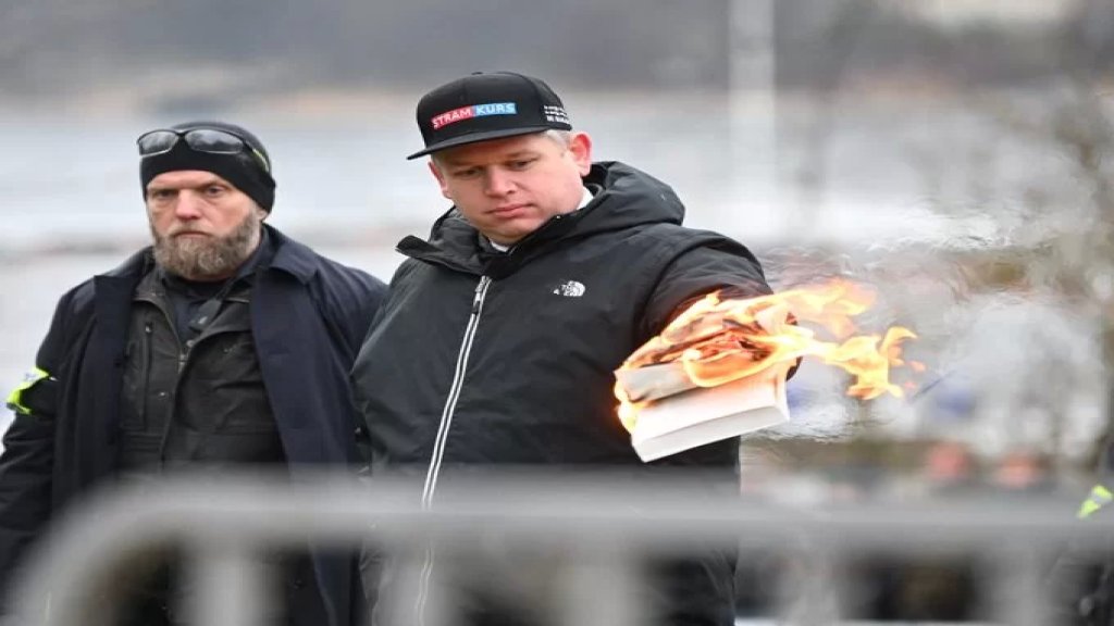 متطرف سويدي يحرق نسخة من القرآن الكريم أمام السفارة التركية في ستوكهولم!