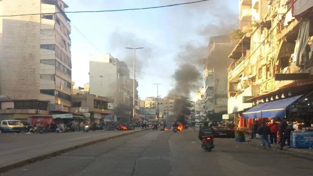 بالصور/ قطع طريق صيدا القديمة بالاطارات المشتعلة احتجاجا على تردي الاوضاع الاقتصادية وارتفاع سعر صرف الدولار