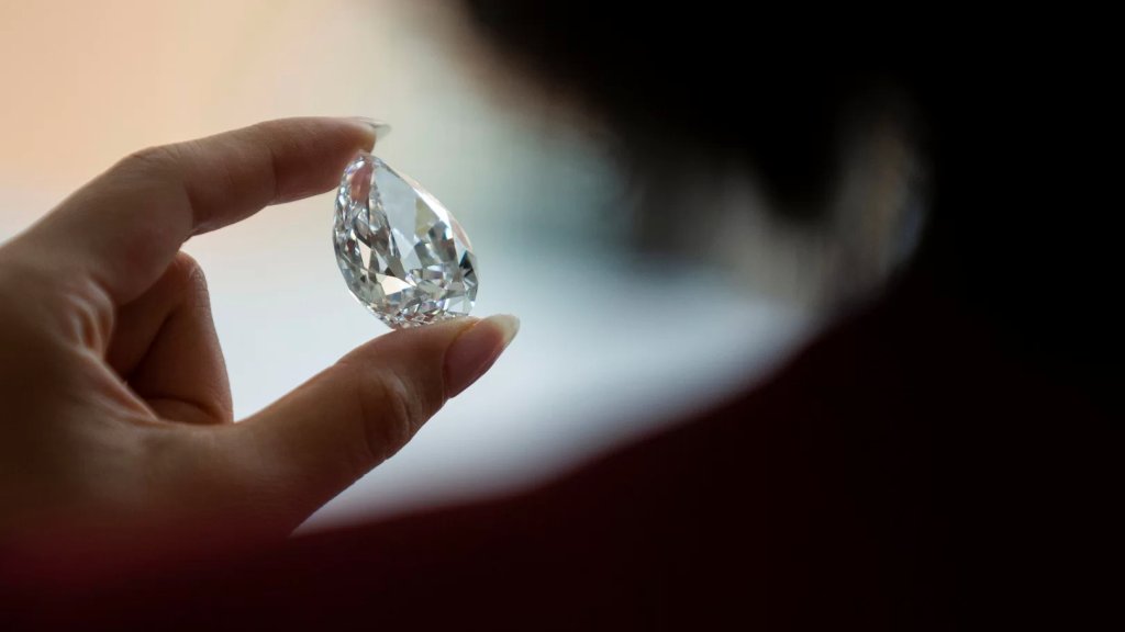 سرقت مصاغ ذهبي مرصّع بالألماس وحقيبة يد نسائية بقيمة حوالي 10 آلاف دولار من داخل أحد المنازل في صيدا.. مفرزة استقصاء الجنوب توقف عاملة النظافة بأقل من 24 ساعة!