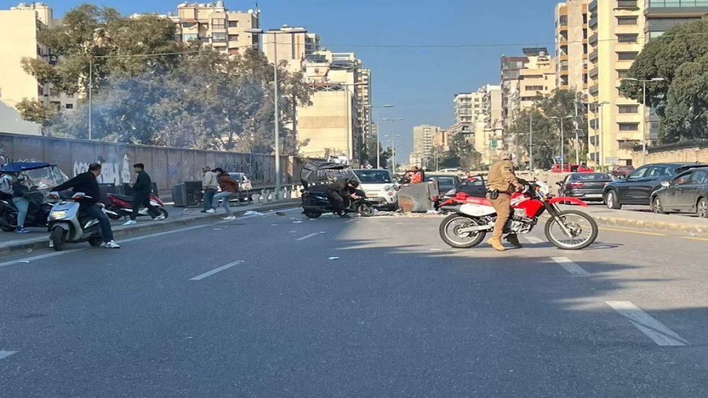 قطع طريق قصقص و بشارة الخوري بحاويات النفايات والإطارات المشتعلة