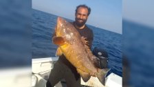 الصّيّاد موسى جعفر يصطاد سمكة لقّز عملاقة من بحر الناقورة بوزن 16 كيلوغرامًا!