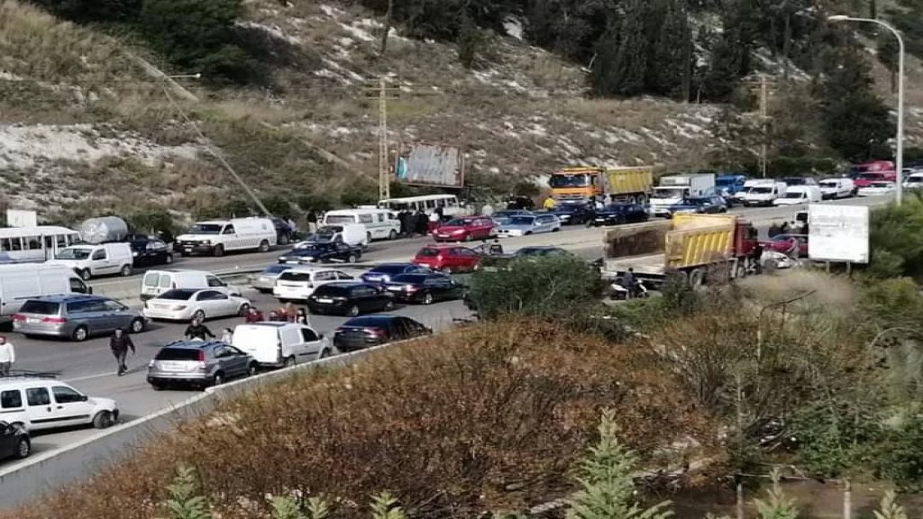 بالصور/ اصابة طلاب وسائق باص في حادث على اوتوستراد الزهراني الصرفند