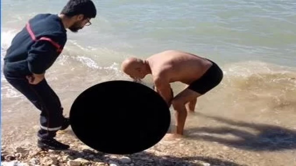 بالصور/ انتشال جثة العسكري في الجيش هادي سيف الدين دلي (40 عامًا) قبالة شاطئ طبرجا: كان يصطاد الأسماك فجرفته الأمواج الى عرض البحر