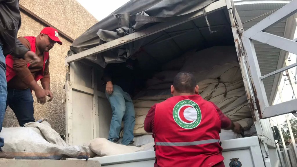 بالصور/ الهلال الأحمر العراقي أرسل قافلة مساعدات إغاثية لمساندة الهلال الأحمر السوري بعد كارثة الزلزال العنيف