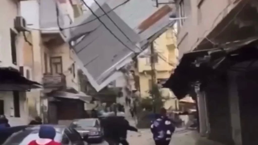 بالفيديو/سقوط لافتة عملاقة في طرابلس