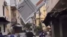 بالفيديو/سقوط لافتة عملاقة في طرابلس