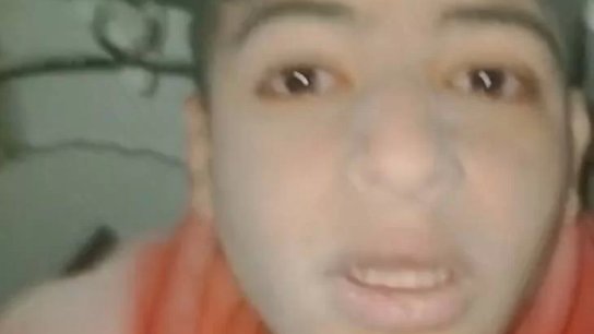 بالفيديو/ شاب سوري يوثق لحظات تواجده تحت الأنقاض: ما بعرف اذا ح ضل عايش