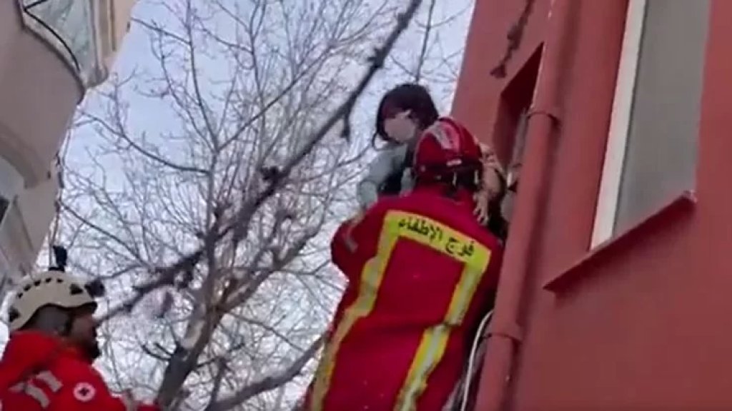 الفريق اللبناني يتمكّن من إنقاذ امرأة حامل وابنتها من تحت أنقاض أحد المباني المدمّرة في تركيا