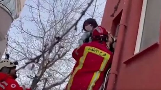 الفريق اللبناني يتمكّن من إنقاذ امرأة حامل وابنتها من تحت أنقاض أحد المباني المدمّرة في تركيا