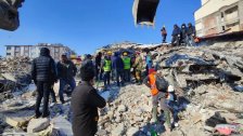 العثور على أحد الناجين تحت أنقاض أحد المباني في منطقة ELBISTAN في تركيا استنادا إلى احداثيات مجموعة الدفاع المدني اللبناني