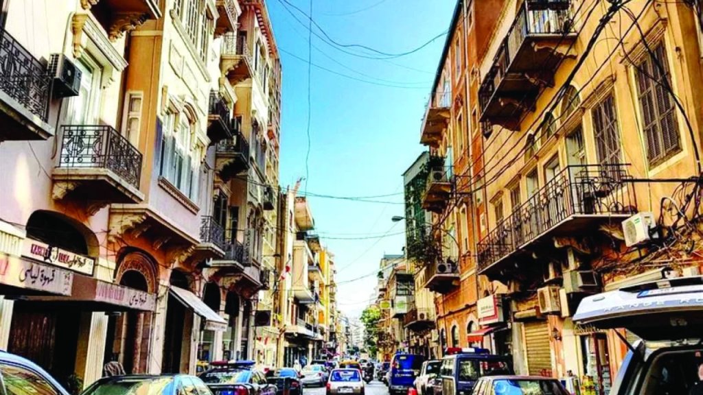 من داخل سترته.. جزائريان أقدما على سرقة أحد المواطنين خلال وجوده داخل مطعم في الجميزة!