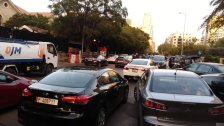 سائقون عموميون قطعوا الطريق أمام وزارتي الاعلام والداخلية في الصنائع