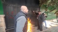 بالفيديو/ المودعون يضرمون النيران أمام منزل سليم صفير في سن الفيل