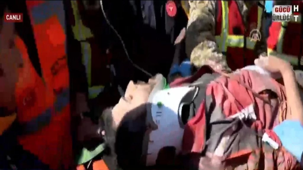 "كأنها معجزة"! إنقاذ 3 أشخاص بينهم طفل من تحت الأنقاض بعد مرور 13 يومًا على الزلزال في أنطاكيا جنوبي تركيا