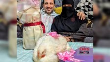 في ظل ارتفاع الأسعار.. مصري يهدي زوجته زجاجة زيت ودجاجة في عيد الحب!