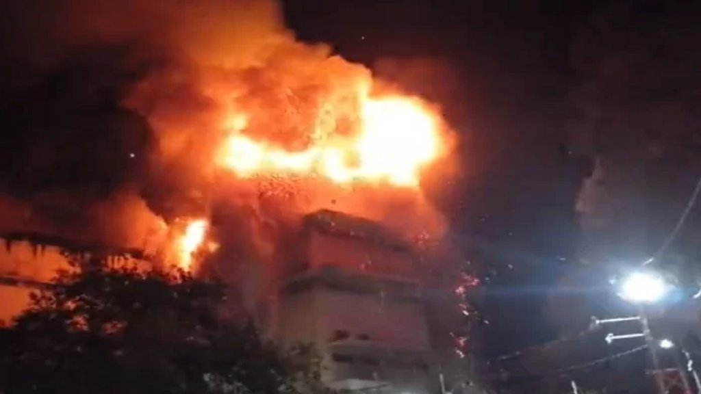 بالفيديو/ لحظة انهيار طابق في معمل "كونكورد" الذي تندلع فيه النيران حتى الآن