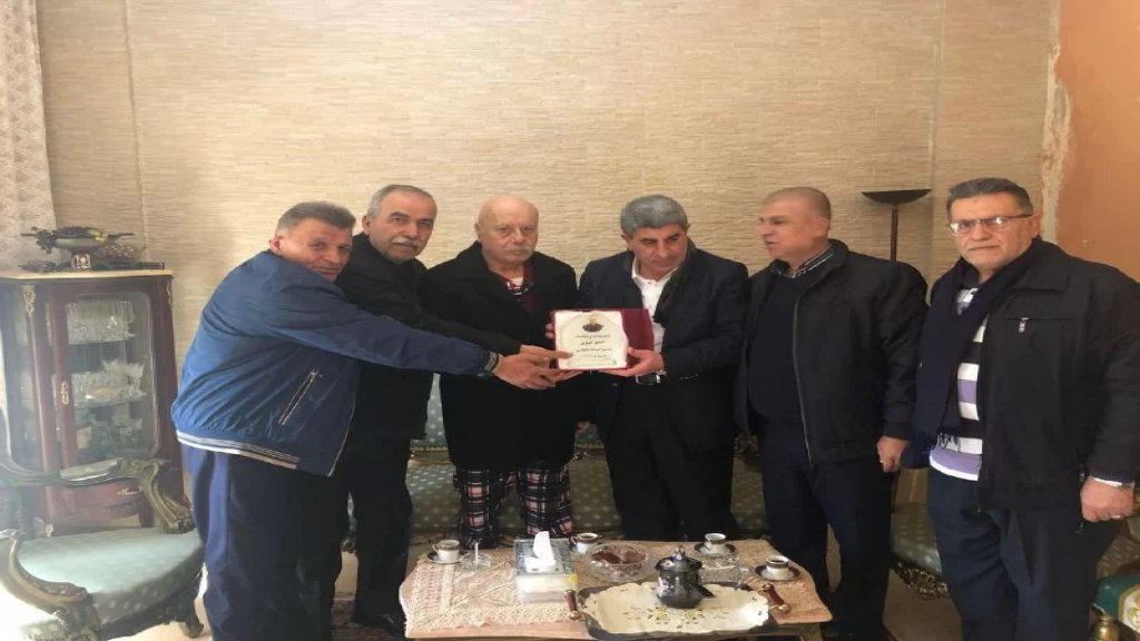 وفد نقابي يزور النقابي علي محي الدين في منزله للاطمئنان على صحته ويقدم له درعًا باسم قطاع النقل البري