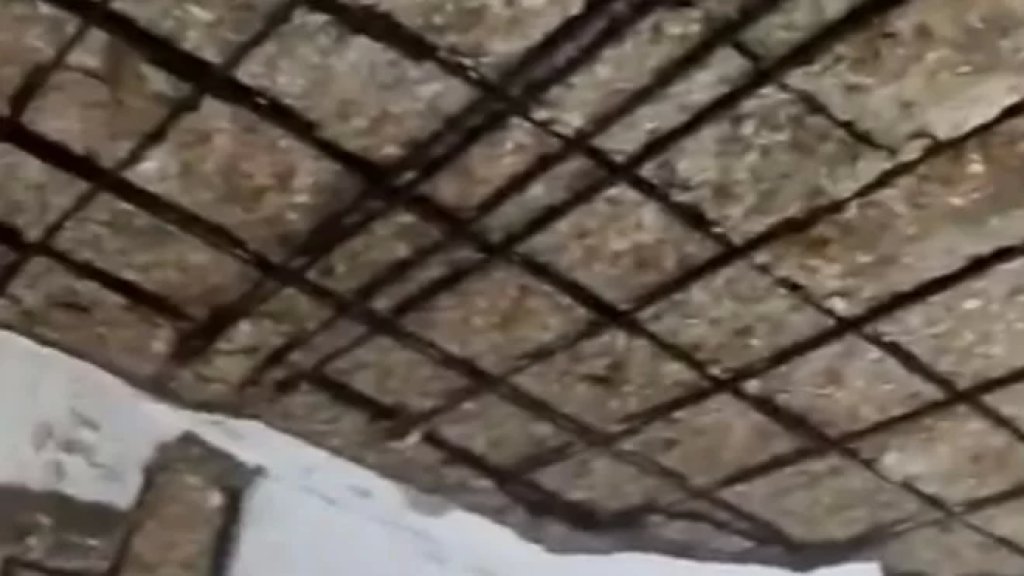 نجاة عائلة في طير دبا بعد سقوط سقف غرفة نوم في مبنى قديم بعد هزة ارضية صباحًا