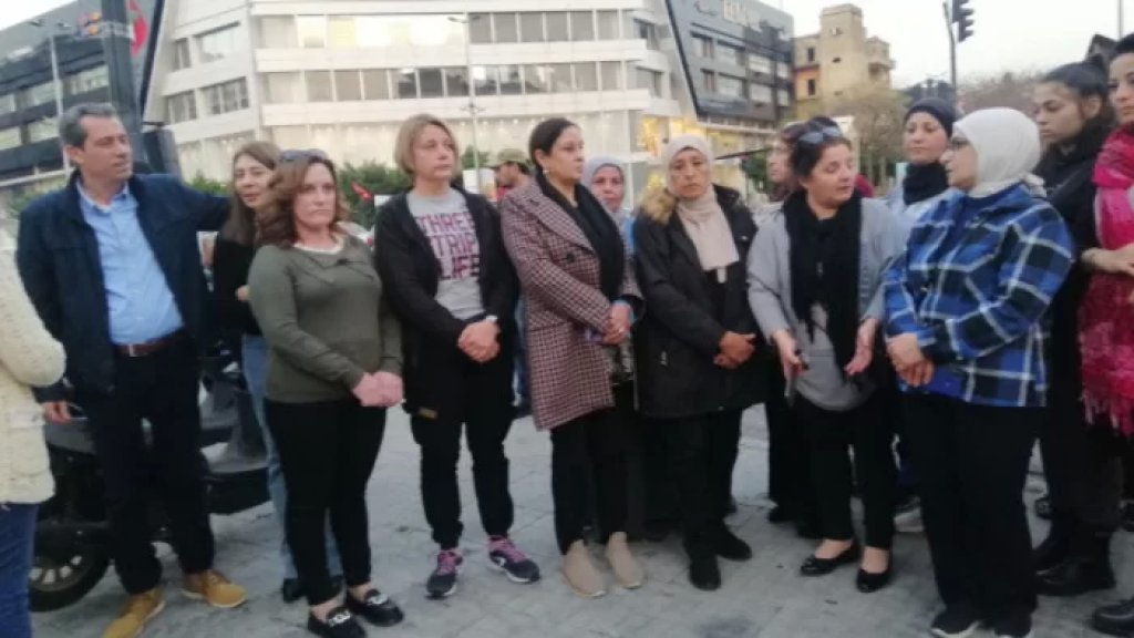 وقفة احتجاجية لنساء وامهات عند تقاطع ايليا في صيدا رفضًا لتردي الوضع المعيشي: نعيش في مزرعة لا رحمة فيها 