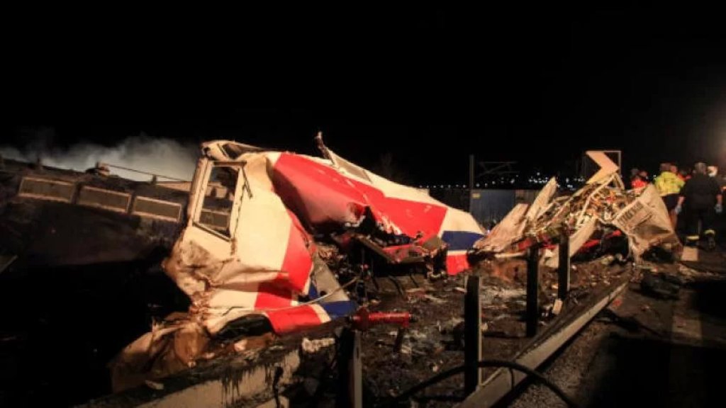 بالفيديو/ 26 قتيلًا و85 جريحًا في حادث اصطدام مروّع لقطارين في اليونان
