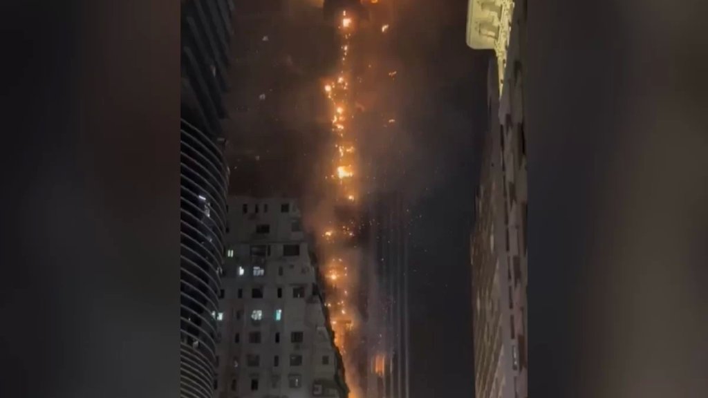 بالفيديو/ حريق هائل يندلع في ناطحة سحاب في هونغ كونغ 